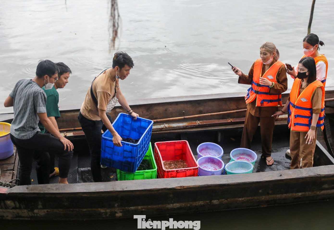 Một số người chọn mua số lượng cá lớn và thuê luôn thuyền chở ra giữa sông để thả.