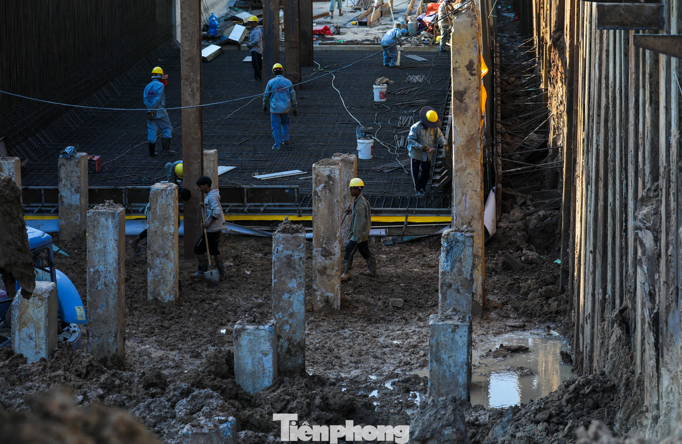 Bên dưới hầm chui Trần Quốc Hoàn - Phan Thúc Duyện, kết cấu đà chống vách đã hoàn thiện.