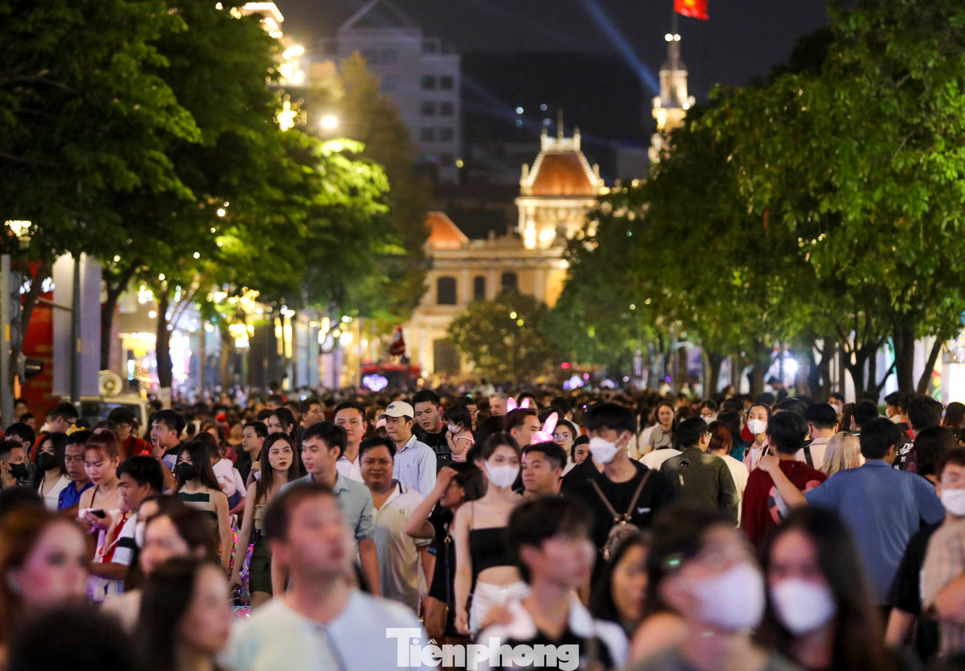 Đường Đồng Khởi, phố đi bộ Nguyễn Huệ cũng đông nghịt người.