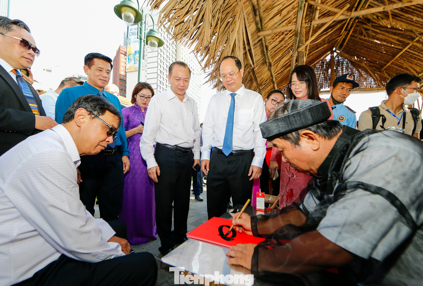 Dọc theo các con sông và kênh rạch, các cảng - bến, phố chợ, làng nghề, dịch vụ trên bến dưới thuyền được hình thành và phát triển nhộn nhịp, làm nên đặc trưng riêng có của Sài Gòn - Chợ Lớn - Gia Định - TPHCM, một đô thị ven sông không chỉ gắn với phù sa mà còn dung hòa giữa văn hóa và kinh tế, giữa truyền thống và hiện đại, giữa bản sắc và hội nhập. Dọc theo các con sông và kênh rạch, các cảng - bến, phố chợ, làng nghề, dịch vụ trên bến dưới thuyền được hình thành và phát triển nhộn nhịp, làm nên đặc trưng riêng có của Sài Gòn - Chợ Lớn - Gia Định - TPHCM, một đô thị ven sông không chỉ gắn với phù sa mà còn dung hòa giữa văn hóa và kinh tế, giữa truyền thống và hiện đại, giữa bản sắc và hội nhập.