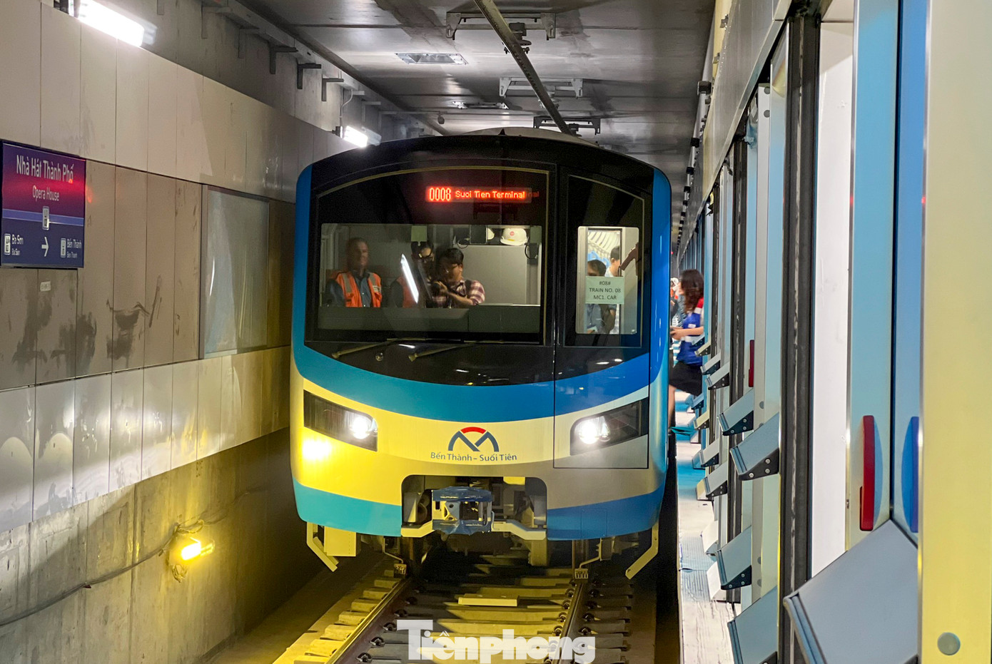 Ở trong hầm, việc tích hợp các hệ thống cũng nhiều hơn, phức tạp hơn vì ngoài hệ thống hệ thống của đoàn tàu thì còn có hệ thống chiếu sáng, hệ thống thông gió, hệ thống làm mát. Hệ thống PCCC, cứu nạn cứu hộ, các thiết bị an ninh, an toàn trong đường hầm cũng đa dạng hơn nhiều.