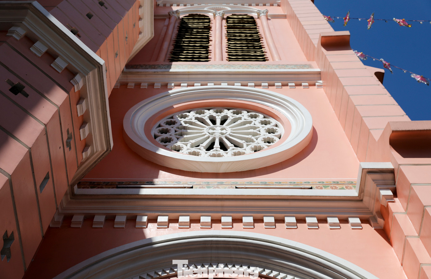 Mang phong cách Gothic kết hợp Roman, pha chút Baroque ở những nét trang trí, nhà thờ Tân Định toát lên vẻ đẹp cổ điển của phương Tây và nét hiện đại, trẻ trung từ chính tông màu hồng và trắng.