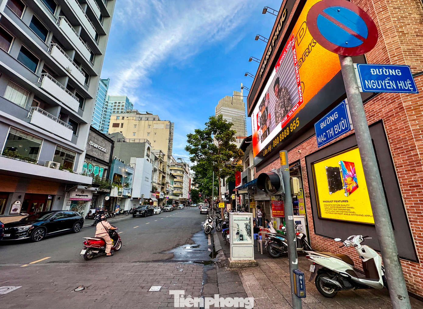 Đường Mạc Thị Bưởi - đoạn từ đường Đồng Khởi đến phố đi bộ Nguyễn Huệ dài 75m dự kiến bố trí bãi giữ xe máy dưới lòng đường. Vị trí làm chỗ giữ xe máy nằm ở một phần lòng đường, cách bó vỉa ít nhất 2m để chừa lối cho người đi bộ.