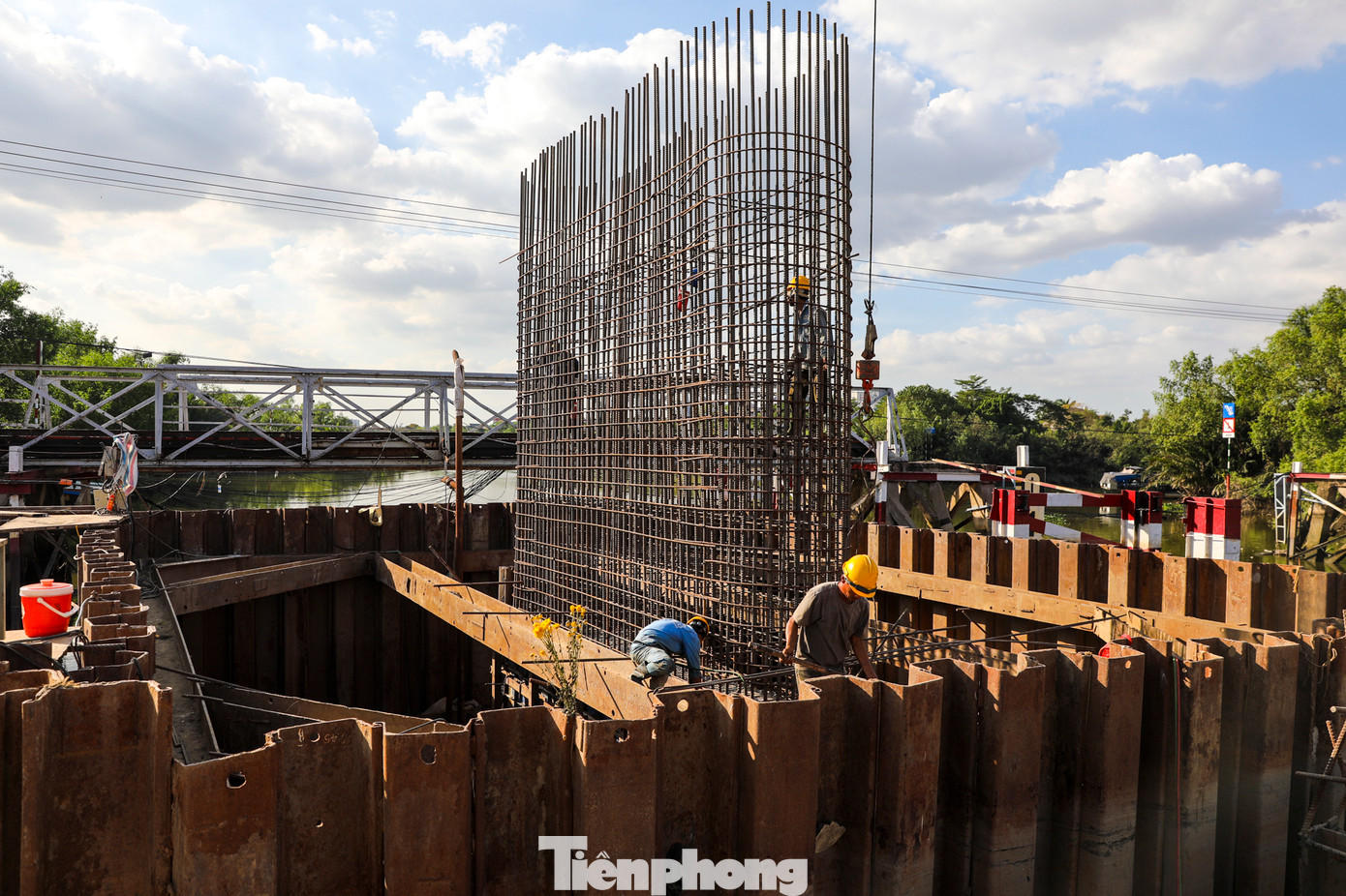 Ngoài cầu Rạch Đỉa, trên đường Lê Văn Lương đang còn hai cầu sắt xây từ trước năm 1975 là Rạch Dơi và Rạch Tôm, cũng xuống nghiêm trọng, song chưa được đầu tư xây cầu mới thay thế.