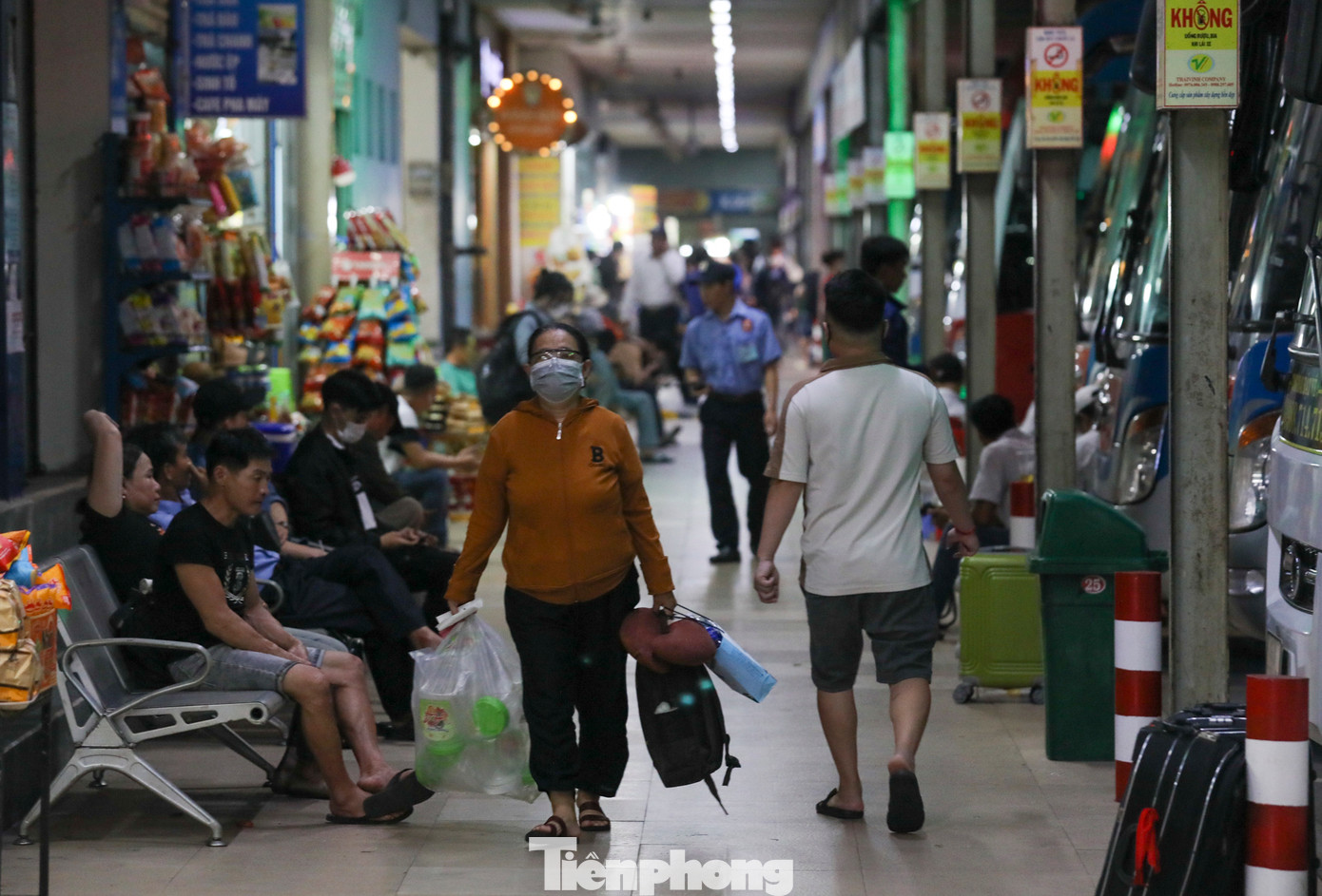 Khu vực nhà chờ phía ngoài bến xe cũng thưa thớt khách.