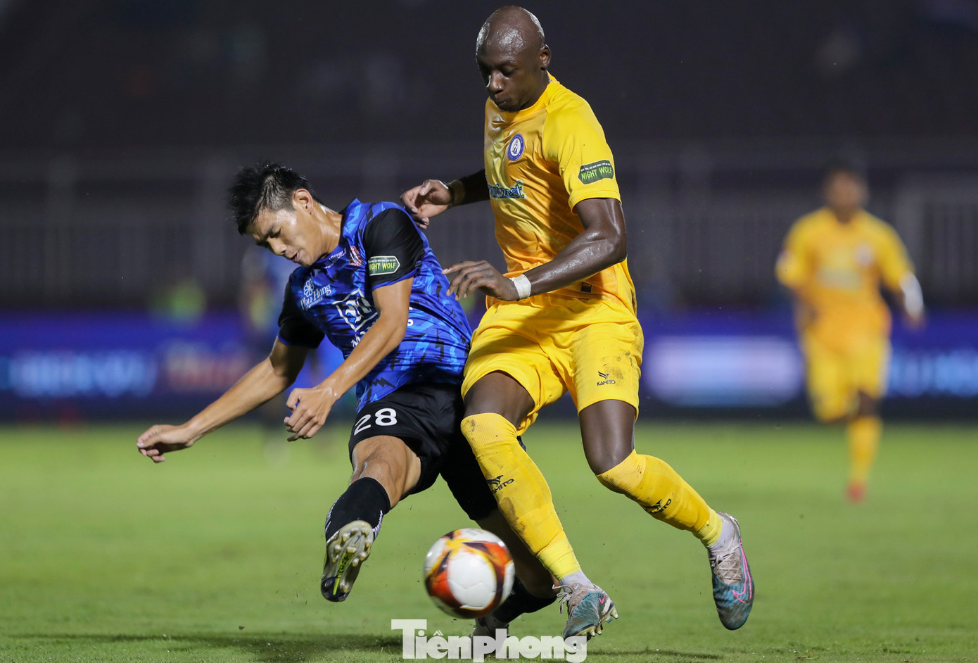 CLB Khánh Hoà chơi nỗ lực ở những phút cuối nhằm tìm kiếm bàn thắng nhưng đành bất lực trước hàng thủ kỷ luật của chủ nhà TPHCM.