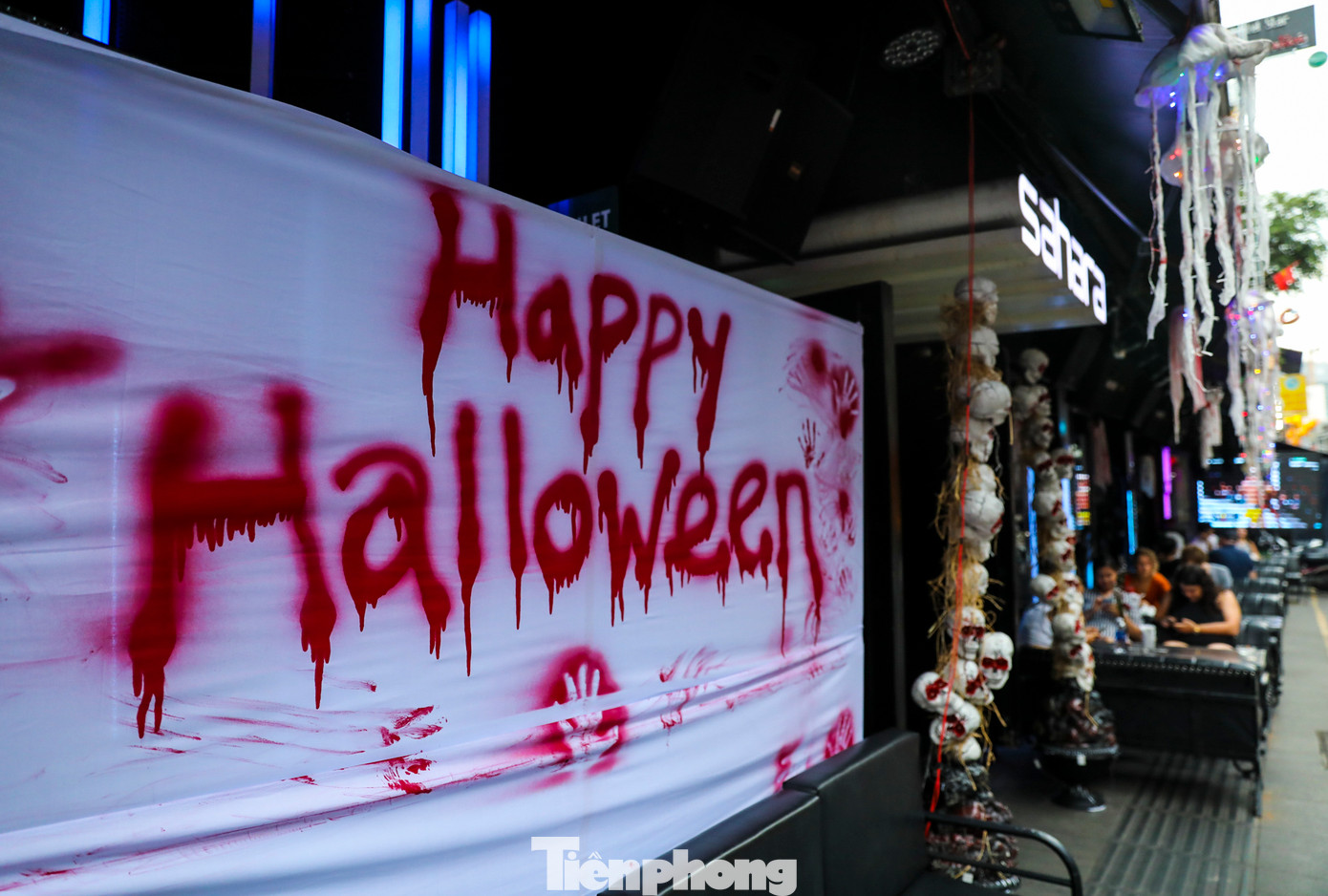 Du khách có cơ hội hòa mình vào không gian trang trí lễ hội ma mị, với nhiều hoạt động vừa thú vị vừa pha một chút cảm giác rùng rợn đặc trưng của mùa Halloween.