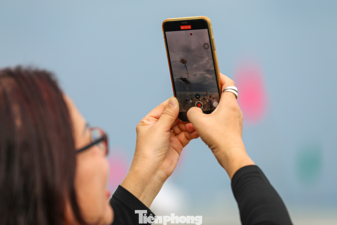 Bạn trẻ thích thú ghi lại các hoạt động ngoài trời.