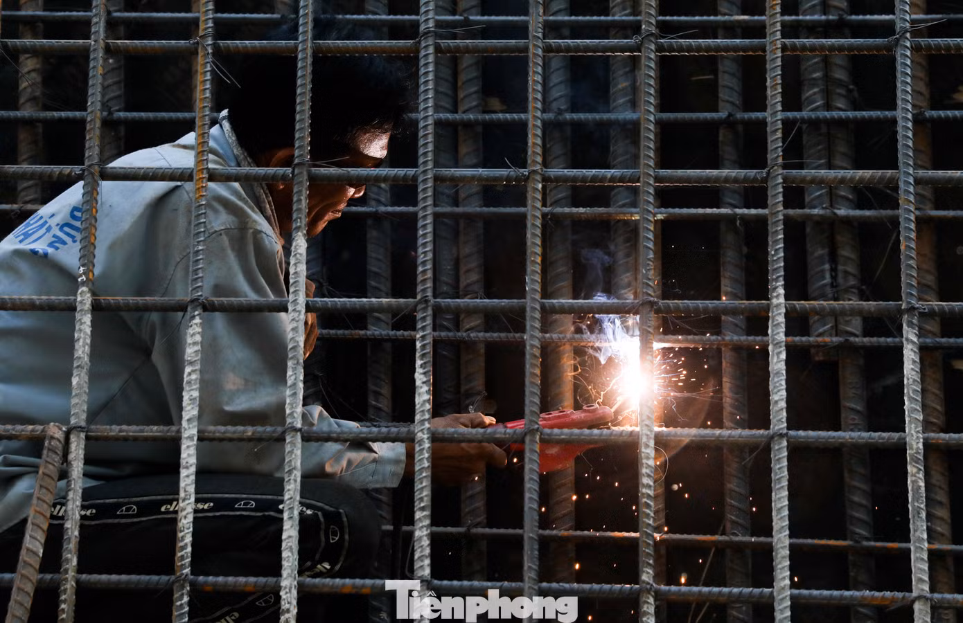 Công trình được khởi công vào tháng 12/2022 và triển khai thi công hạng mục hầm chui đầu tuyến tại nút giao đường Trần Quốc Hoàn - đường Phan Thúc Duyện từ ngày 6/2 năm nay