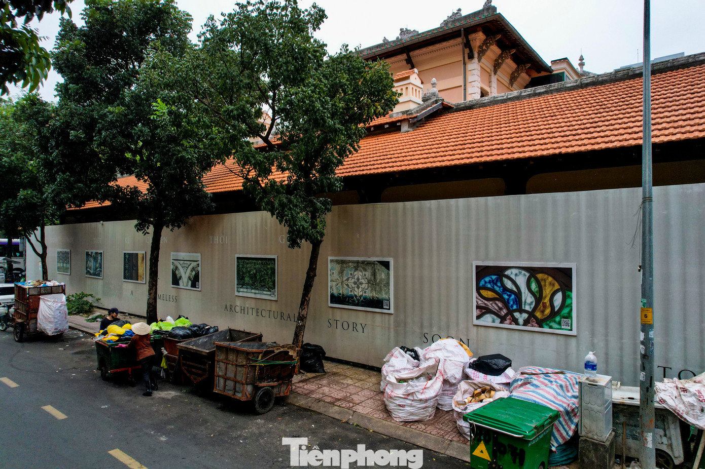 Hiện tại, xung quanh biệt thự cổ được quây tôn, cổng chính ra vào cũng được đóng kín.