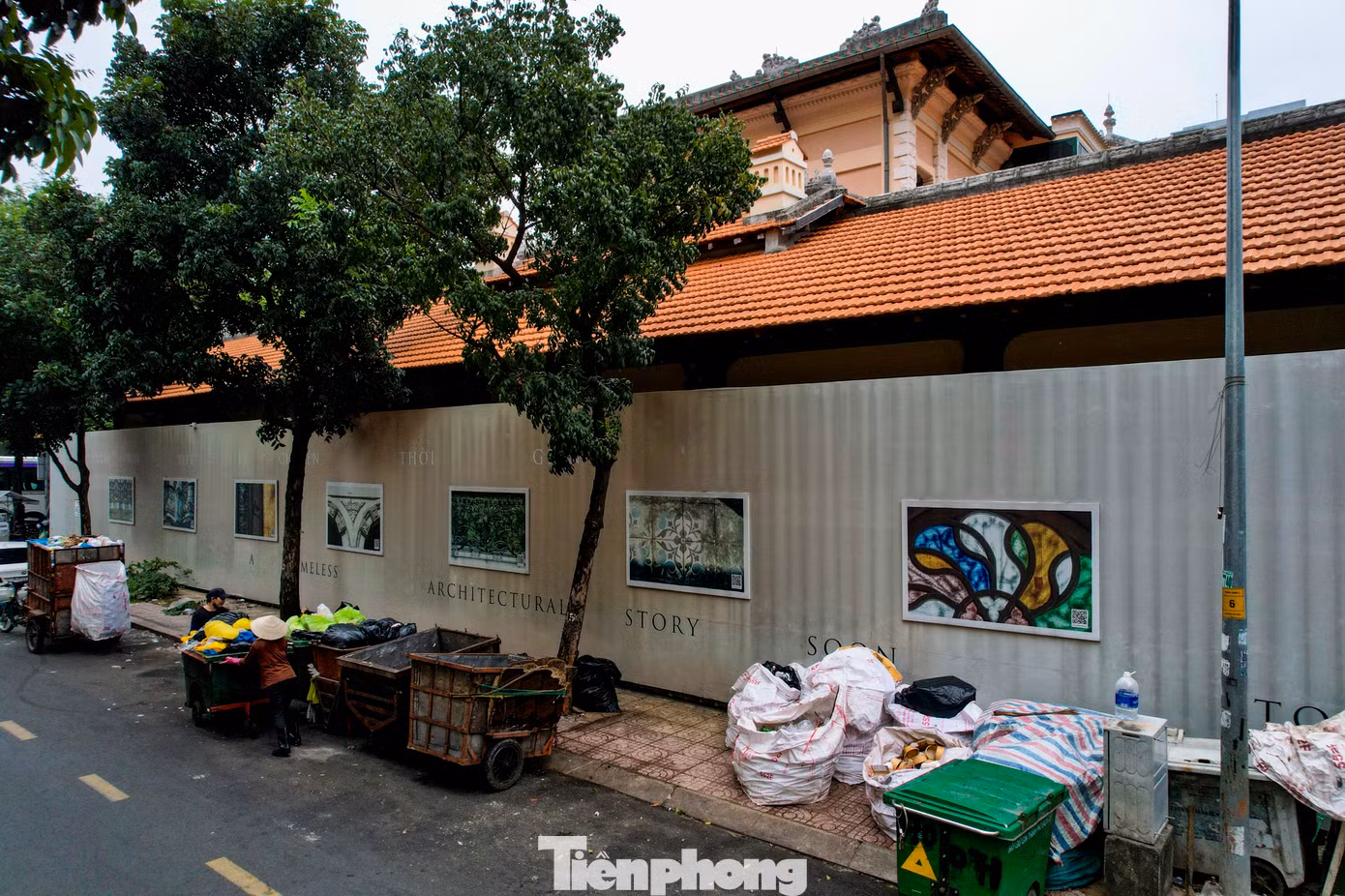 Hiện tại, xung quanh biệt thự cổ được quây tôn, cổng chính ra vào cũng được đóng kín.