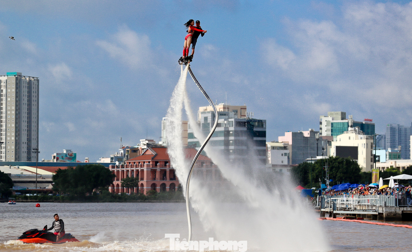 Màn trình diễn bay bằng ván phản lực tạo nên điểm nhấn đặc sắc trong hoạt động diễn ra vào sáng 5/8.