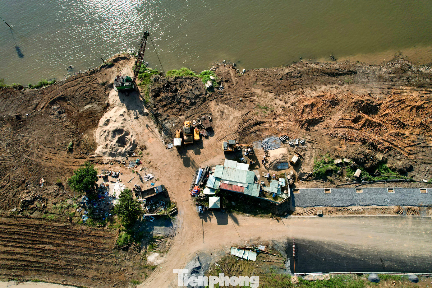 Các vật liệu, máy móc cũng được tập kết dọc bờ sông để phục vụ công tác xây dựng chỉnh trang. Đại diện UBND TP Thủ Đức cho biết, chính quyền đang tiến hành cải tạo đoạn đường kéo dài từ cầu Ông Cậy đến cầu Ba Son.