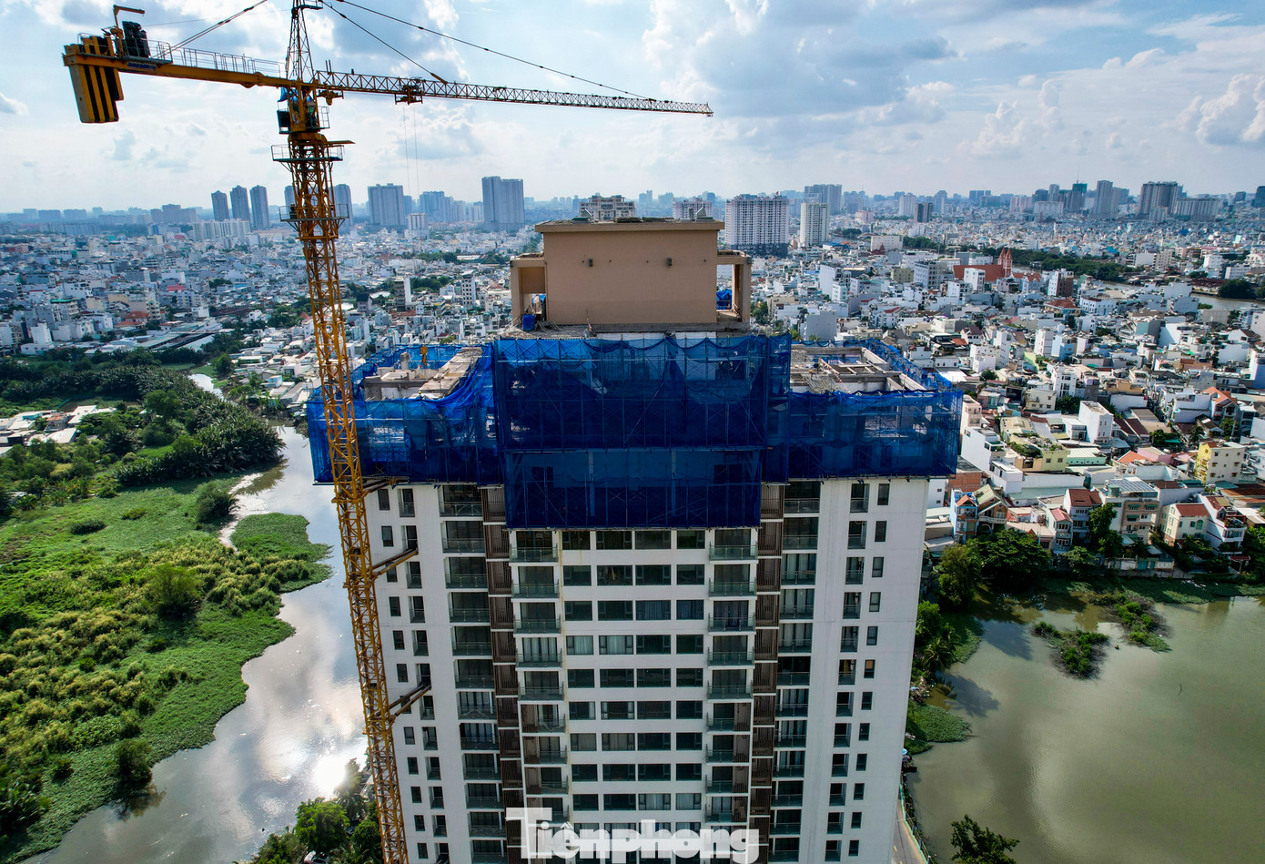 Trong thông báo gửi khách hàng, Công ty CP Tiến Phát Sanyo Homes cho rằng: "Vì vướng các thủ tục pháp lý tại các cơ quan có thẩm quyền, đến thời điểm hiện tại chúng tôi vẫn đang hoàn thiện các thủ tục pháp lý để Tiến Phát Sanyo Homes trở thành chủ đầu tư thật sự của dự án. Do đó, CP Xây dựng và Thương mại Đất Phương Nam, trên mặt giấy tờ pháp lý vẫn đang là chủ đầu tư của dự án này". Trong thông báo gửi khách hàng, Công ty CP Tiến Phát Sanyo Homes cho rằng: "Vì vướng các thủ tục pháp lý tại các cơ quan có thẩm quyền, đến thời điểm hiện tại chúng tôi vẫn đang hoàn thiện các thủ tục pháp lý để Tiến Phát Sanyo Homes trở thành chủ đầu tư thật sự của dự án. Do đó, CP Xây dựng và Thương mại Đất Phương Nam, trên mặt giấy tờ pháp lý vẫn đang là chủ đầu tư của dự án này".