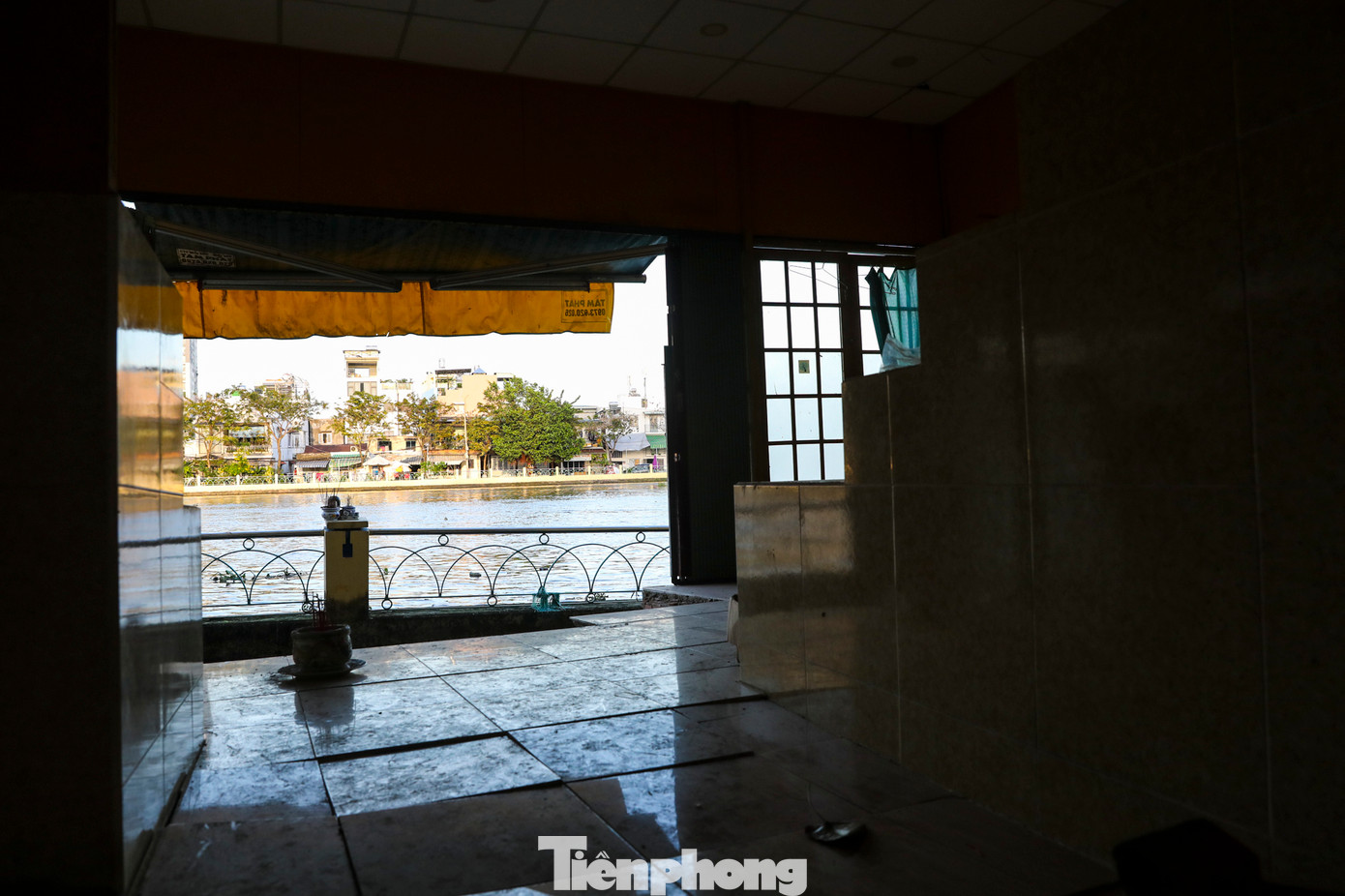 UBND TP cũng yêu cầu UBND quận Bình Thạnh chịu trách nhiệm kiểm tra và chủ động thực hiện các biện pháp đảm bảo an toàn khu vực sạt lở và những vị trí xung yếu có nguy cơ sạt lở, phòng chống sạt lở, ngập úng. UBND TP cũng yêu cầu UBND quận Bình Thạnh chịu trách nhiệm kiểm tra và chủ động thực hiện các biện pháp đảm bảo an toàn khu vực sạt lở và những vị trí xung yếu có nguy cơ sạt lở, phòng chống sạt lở, ngập úng.