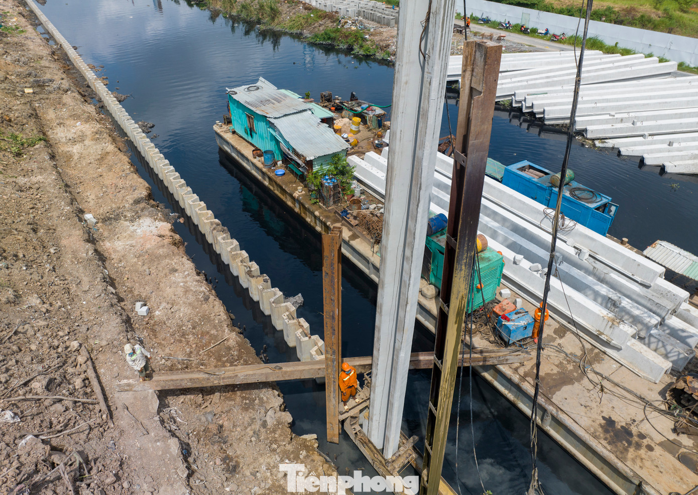 Dự án chia làm 10 gói thầu chính, tại khu vực gói thầu XL07, đơn vị thi công đang tổ chức thi công đồng loạt nhiều hạng mục như đóng cọc ván bê tông cốt thép dự ứng lực bờ kè.