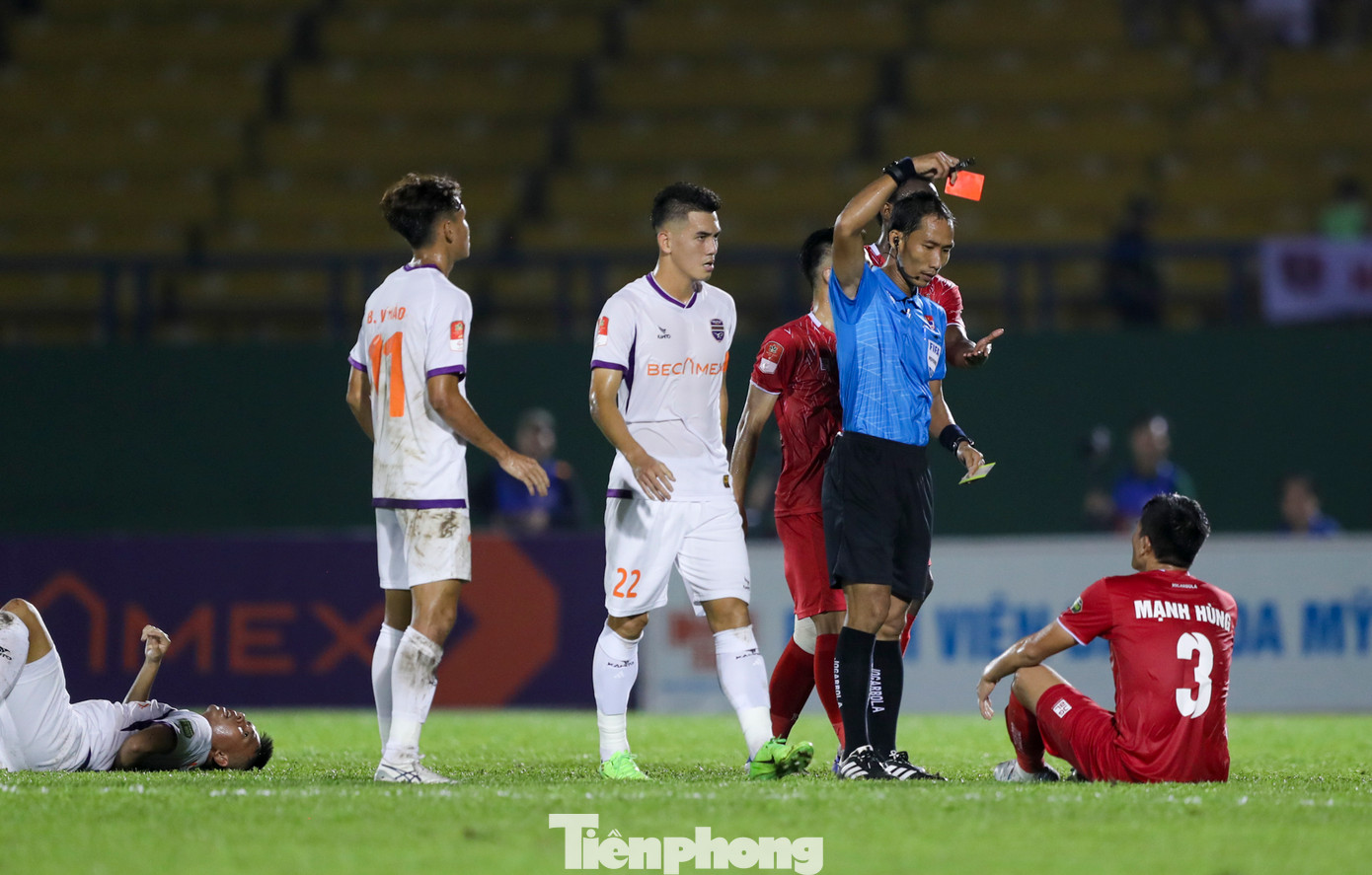 Đoàn quân của HLV Chu Đình Nghiêm còn phải chịu tổn thất về lực lượng khi trung vệ Mạnh Hùng nhận thẻ đỏ trực tiếp sau pha đánh nguội cầu thủ Bình Dương.