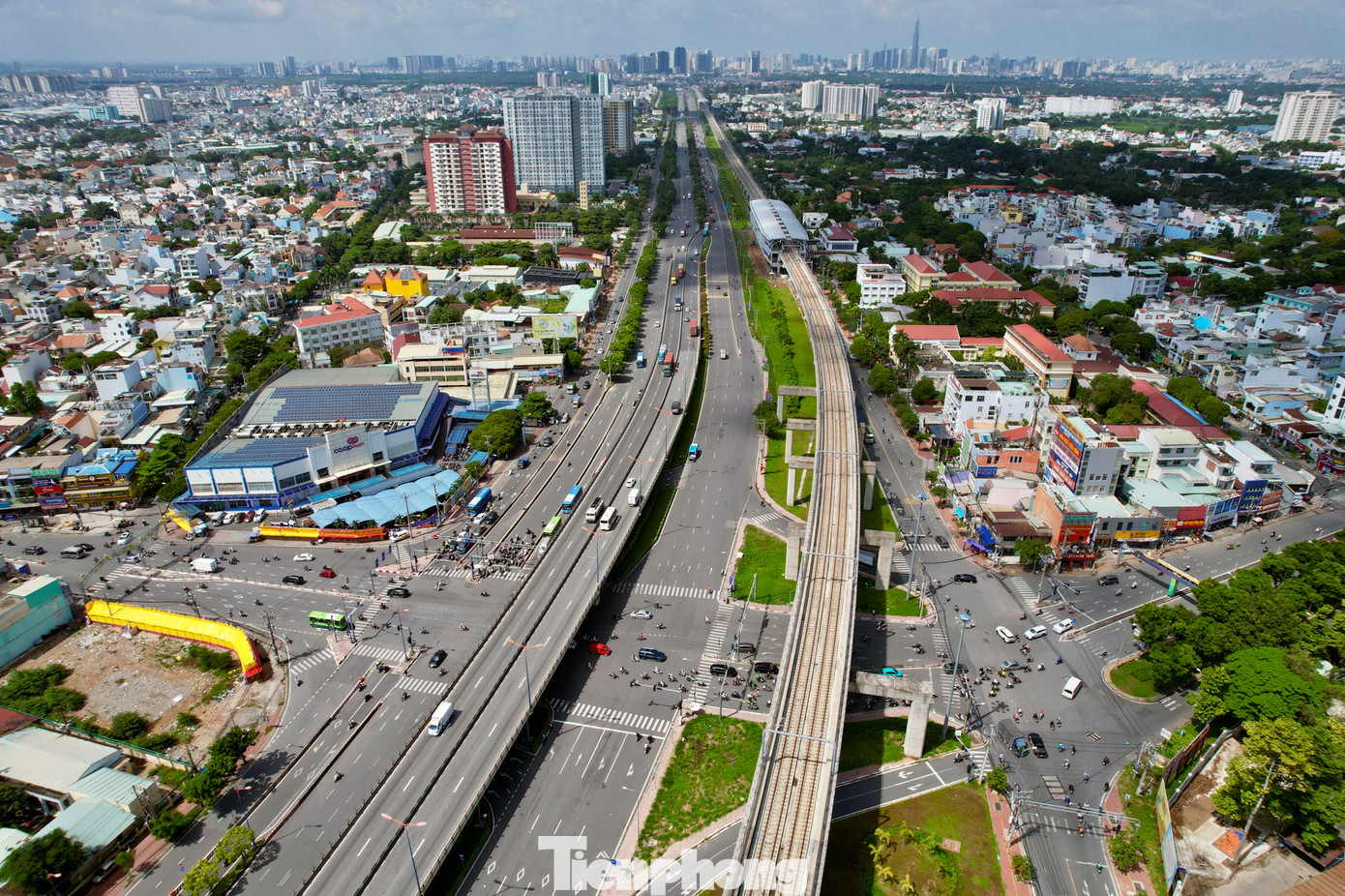 Đường Võ Nguyên Giáp đi qua khu vực trung tâm của TP Thủ Đức hiện hữu. Ngoài tuyến chính ở giữa có 10 làn xe, hai bên còn có hai đường song song.