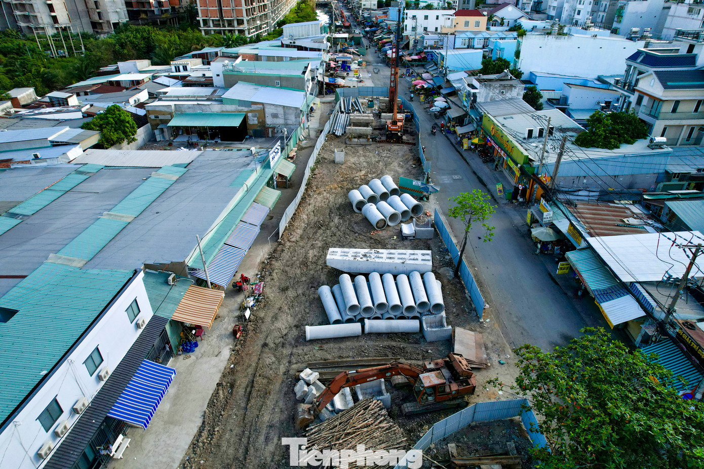 Hiện nay đơn vị xây dựng đang làm song song việc tháo cầu cũ và làm cầu mới.