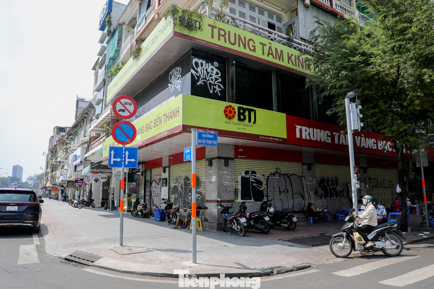 Mặt bằng "vàng" trên Lê Lợi có vị trí khá đắc địa nhưng cũng phải đóng cửa thời gian dài và bị bôi bẩn bằng cách hình vẽ xấu xí.