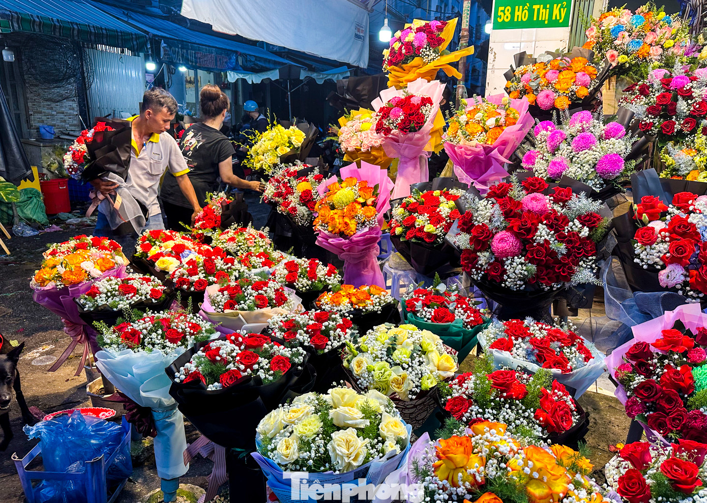 Chợ hoa Hồ Thị Kỷ là nguồn cung cấp hoa tươi đẹp và có giá thành tương đối hợp lý ở TPHCM. Trong ngày này, các tiểu thương chủ động trưng bày nhiều sản phẩm từ hoa với vẻ đẹp rực rỡ đầy màu sắc lung linh tại gian hàng.