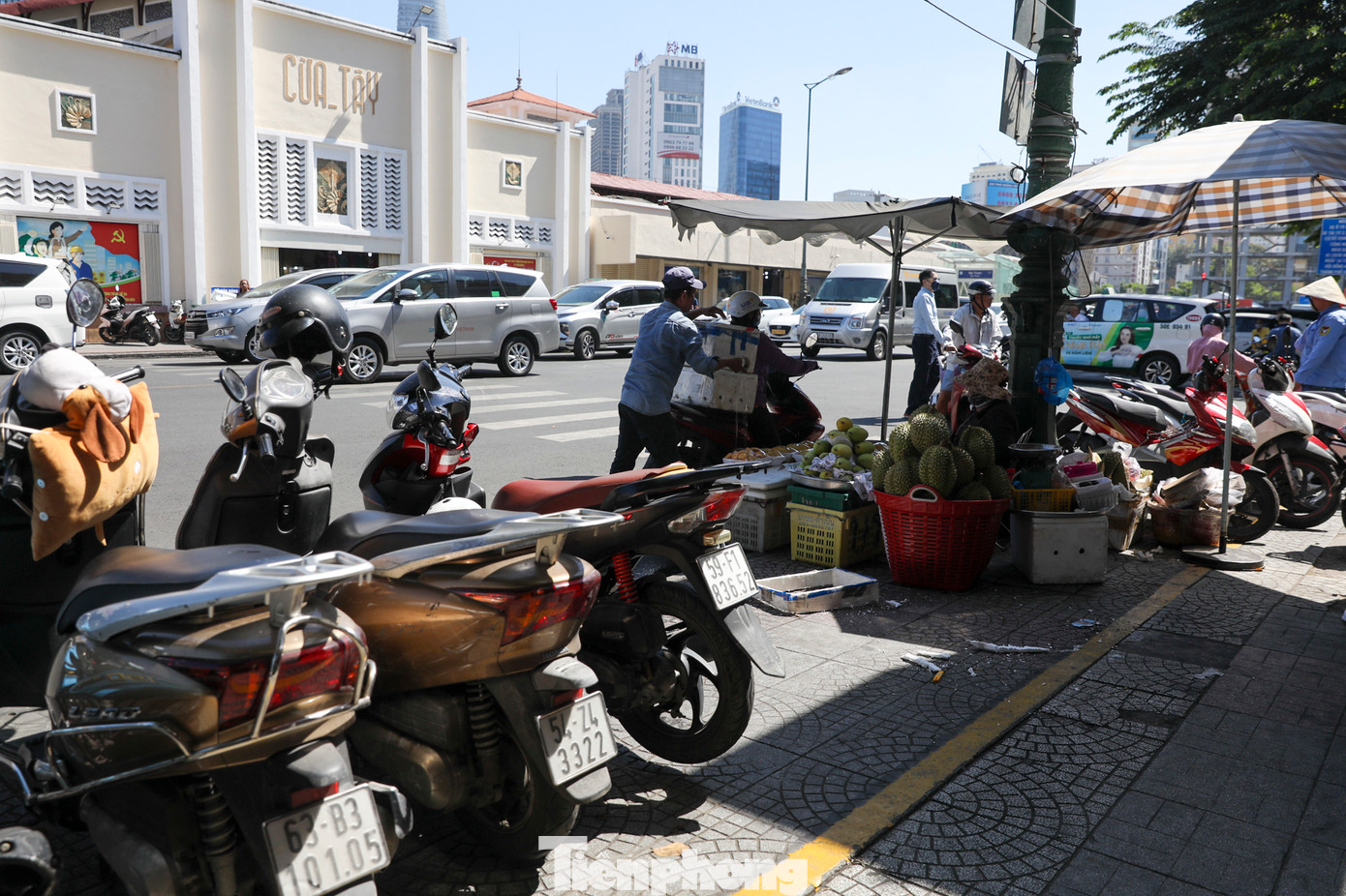 Theo UBND Quận 1, có 155 tuyến đường trên địa bàn có vỉa hè đủ điều kiện cho thuê một phần có thu phí và không thu phí. Trong ảnh là đường Phan Chu Trinh cũng là một trong số tuyến đường đủ điều kiện được kẻ vạch màu vàng chuẩn bị cho thuê.