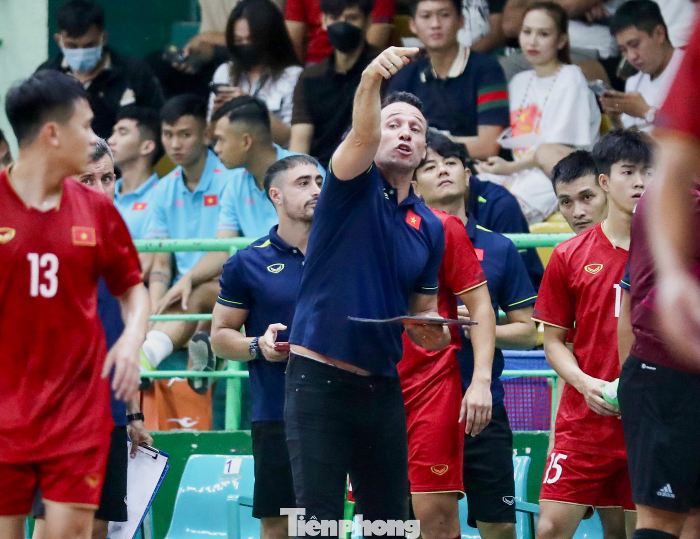 HLV Giustozzi liên tục yêu cầu các cầu thủ tập trung và chơi tự tin hơn trong các tình huống quyết định.