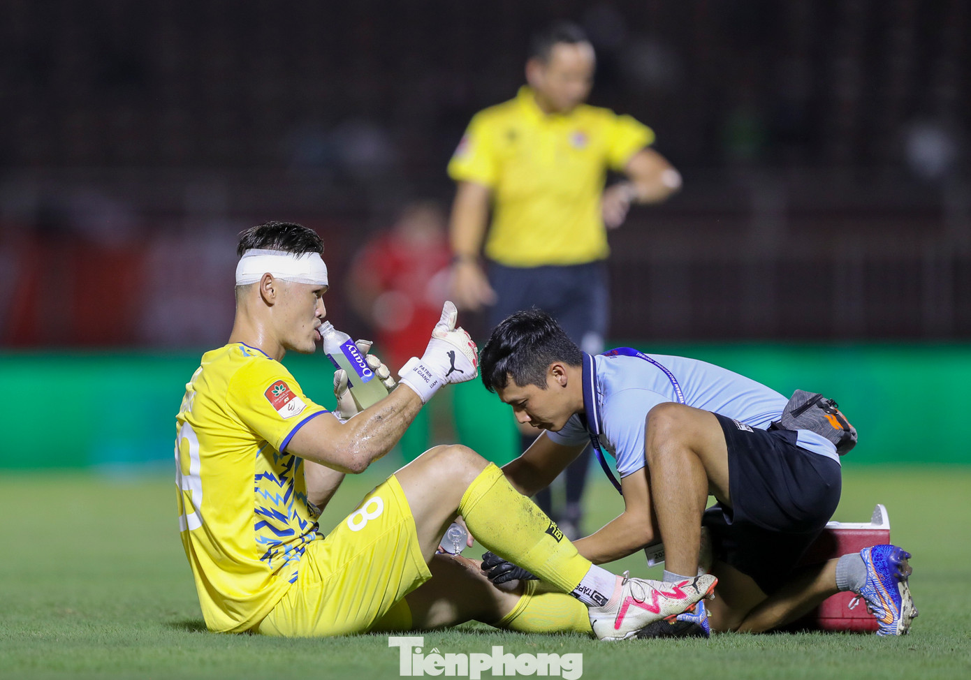 Gặp chấn thương khá nặng nhưng Patrik Lê Giang vẫn liên tục ra hiệu mình ổn để ban huấn luyện tiếp tục để anh thi đấu. Gặp chấn thương khá nặng nhưng Patrik Lê Giang vẫn liên tục ra hiệu mình ổn để ban huấn luyện tiếp tục để anh thi đấu.