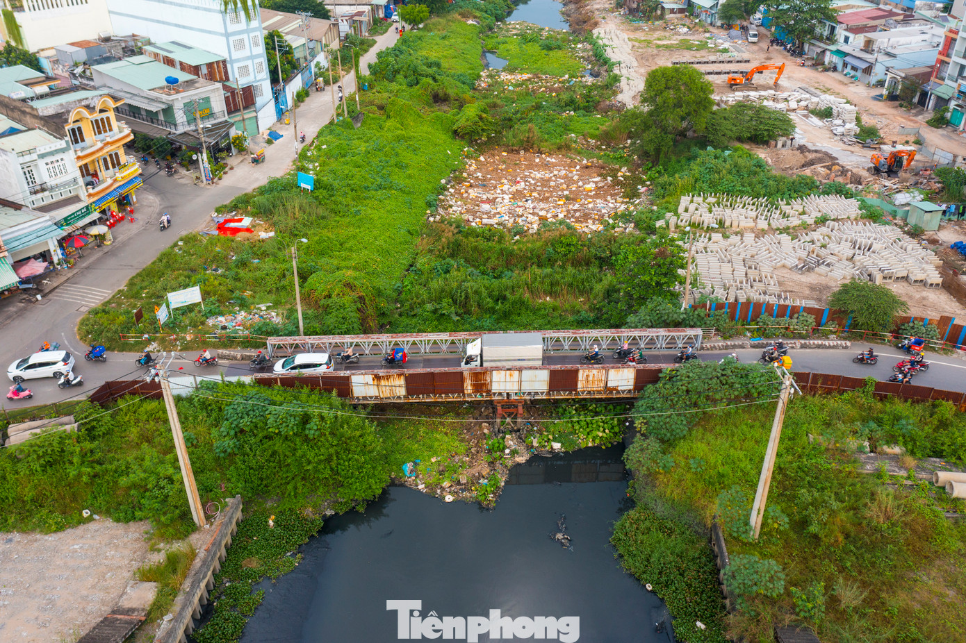 Cầu Tân Kỳ Tân Quý cũ được xây dựng trước năm 1975, đến năm 2016, cầu bị sự cố, không thể tiếp tục khai thác. Ngay sau đó, TPHCM đã cho xây dựng cầu tạm bằng sắt ở 2 bên cầu Tân Kỳ Tân Quý nhằm đáp ứng nhu cầu đi lại của người dân. Tuy nhiên, cầu sắt nhỏ hẹp và hiện đã xuống cấp.