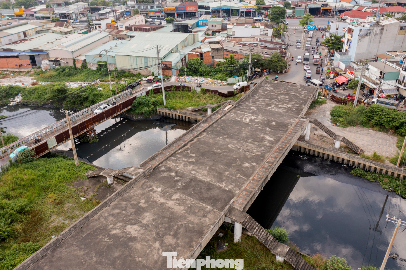 Cầu được bắc qua kênh Tham Lương - Bến Cát với chiều dài 80m, rộng 16m (4 làn ô tô), đường dẫn 225m, kết nối từ đường Mã Lò tới quốc lộ 1.