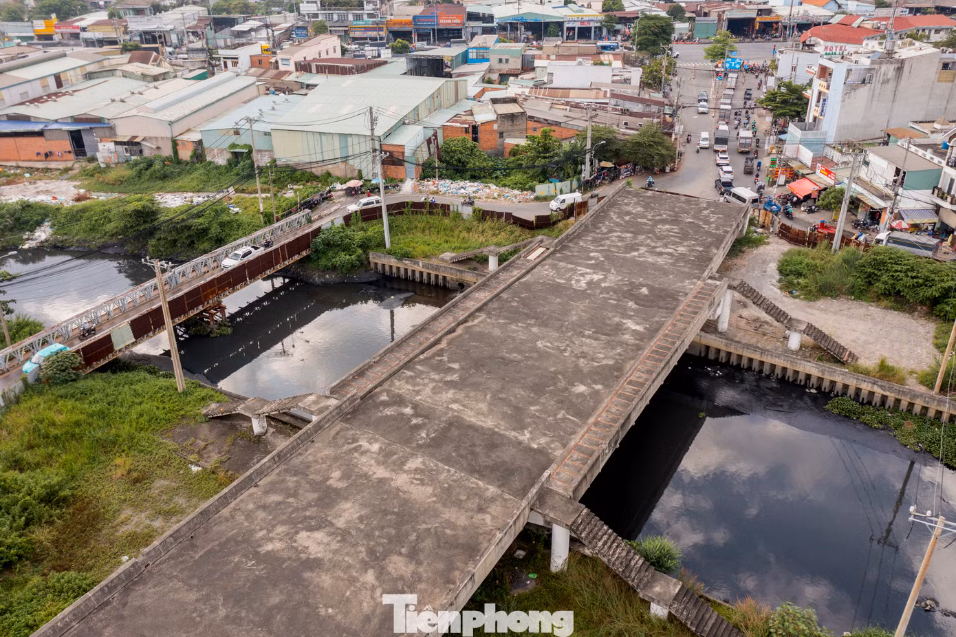 Cầu được bắc qua kênh Tham Lương - Bến Cát với chiều dài 80m, rộng 16m (4 làn ô tô), đường dẫn 225m, kết nối từ đường Mã Lò tới quốc lộ 1.