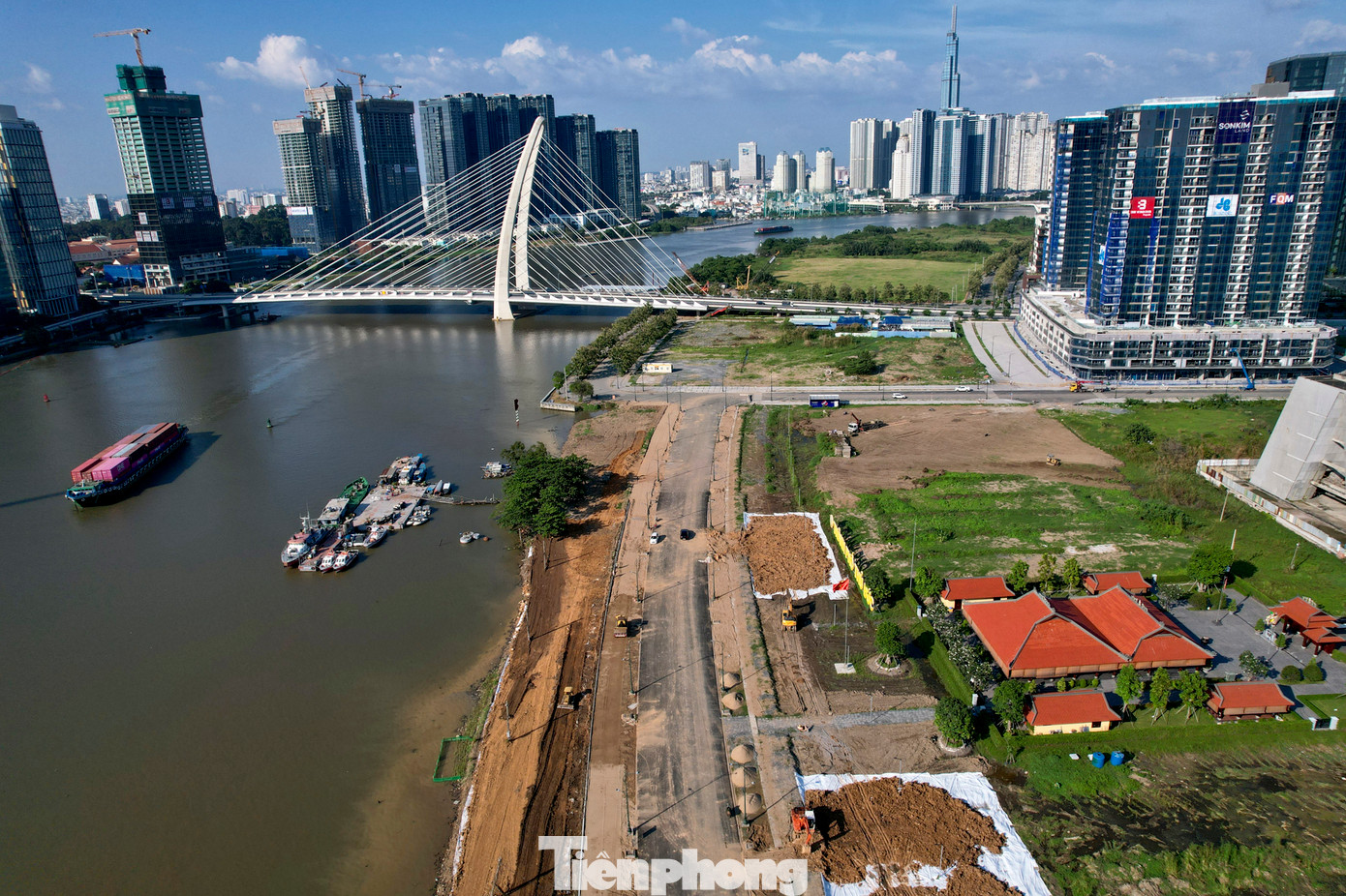 Khoảng 800 m bờ kè sông Sài Gòn, khu vực Thủ Thiêm, TP Thủ Đức đang được công nhân tất bật thi công. Công nhân, máy móc, vật tư cũng được tập kết dọc sông Sài Gòn, khu đô thị Thủ Thiêm để phục vụ công tác xây dựng chỉnh trang khu vực này.