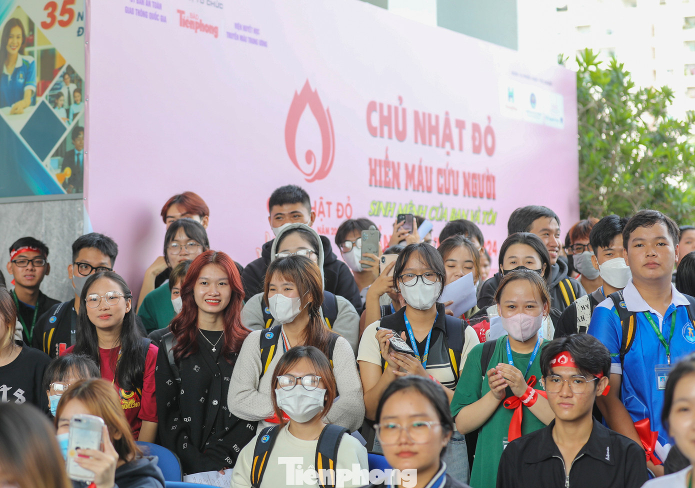 Ngày hội có sự tham dự động viên của lãnh đạo các bộ, ban ngành; thu hút hơn 3.000 lượt cán bộ, giảng viên, sinh viên của trường Đại học Văn Hiến, Công ty Cổ phần phát triển Hùng Hậu và hơn 50 chiến sĩ Cảnh sát cơ động tham gia hiến máu.