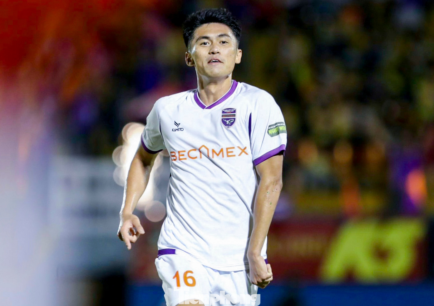 Mặc dù bị CLB Hải Phòng chơi ép sân trong suốt hiệp 1 nhưng Bình Dương lại bất ngờ có được bàn thắng với siêu phẩm của Việt Cường ở phút 58.