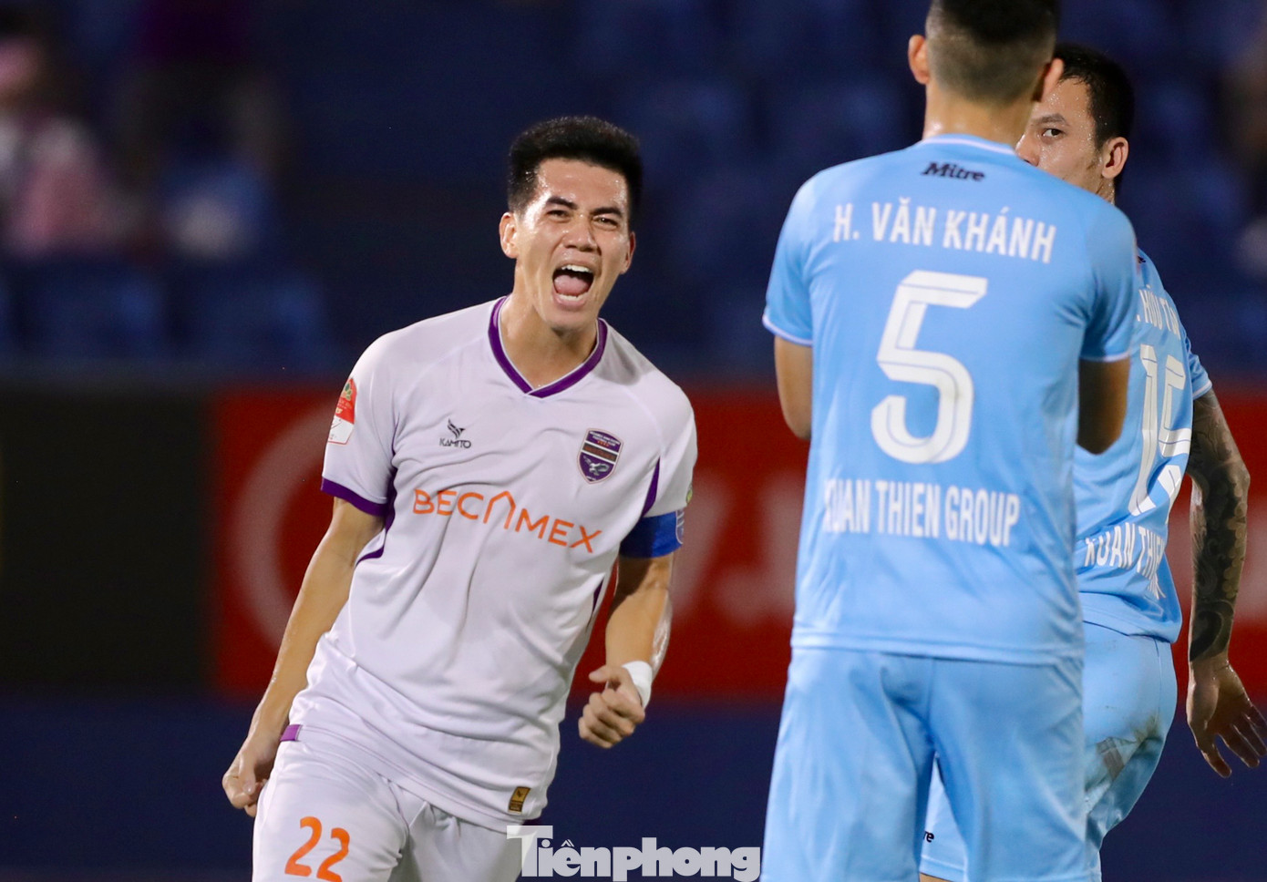 Tiến Linh liên tục nhắc nhở các đồng đội chơi tập trung để bảo toàn chiến thắng khi chứng kiến CLB Nam Định vùng lên mạnh mẽ. Tiến Linh liên tục nhắc nhở các đồng đội chơi tập trung để bảo toàn chiến thắng khi chứng kiến CLB Nam Định vùng lên mạnh mẽ.