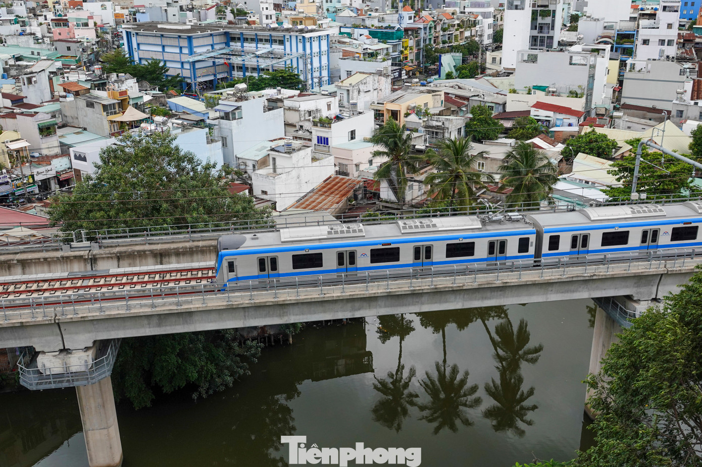 Các đoàn tàu của Metro số 1 sản xuất tại Nhật Bản, gồm ba toa, sức chứa 930 khách (147 khách ngồi và 783 khách đứng).