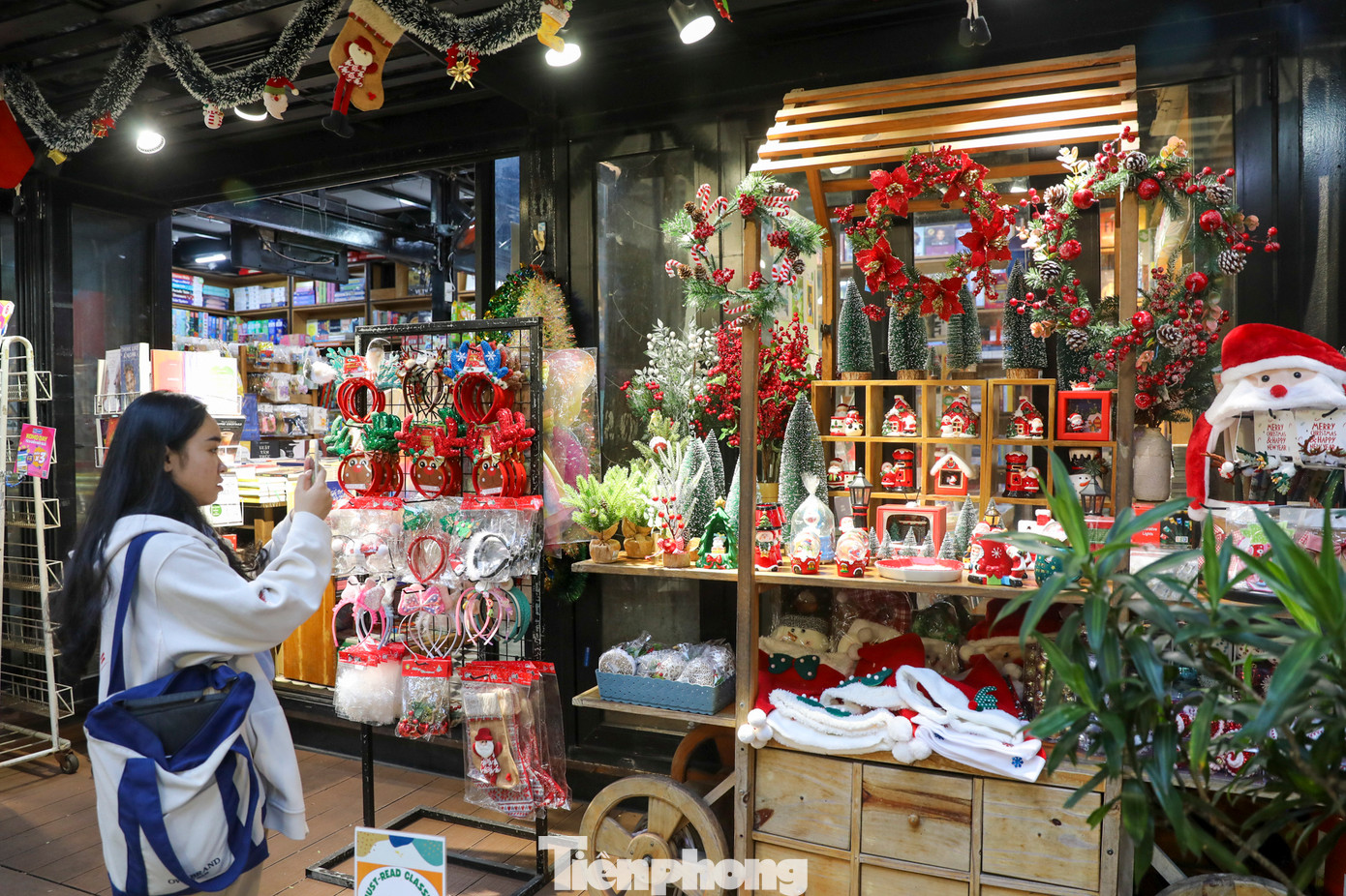Đường sách Nguyễn Văn Bình (quận 1) cũng bày bán thêm các món đồ trang trí Giáng sinh đa dạng về mẫu mã. Người tuyết và cây thông Noel, chú lính chì... được thiết kế rất đẹp với đủ kích cỡ và là mặt hàng yêu thích thu hút du khách. Đường sách Nguyễn Văn Bình (quận 1) cũng bày bán thêm các món đồ trang trí Giáng sinh đa dạng về mẫu mã. Người tuyết và cây thông Noel, chú lính chì... được thiết kế rất đẹp với đủ kích cỡ và là mặt hàng yêu thích thu hút du khách.