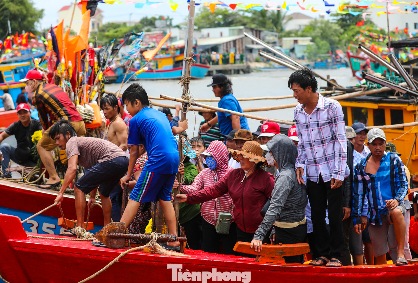 Những du khách tỏ ra khá mệt do bị sóng lớn đánh khiến tàu ghe bị chao đảo liên tục.