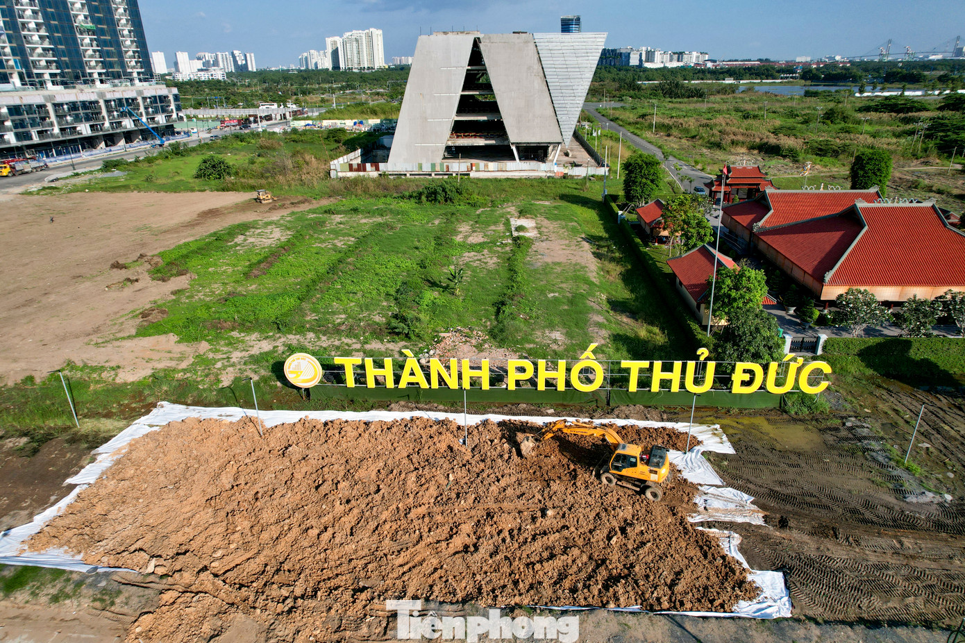 Bên cạnh đó, khu vực bờ đông sông Sài Gòn - Khu đô thị Thủ Thiêm sẽ được đầu tư xây dựng bãi đậu xe, nhà vệ sinh công cộng, các hoạt động cộng đồng đa năng, thể thao, giải trí.