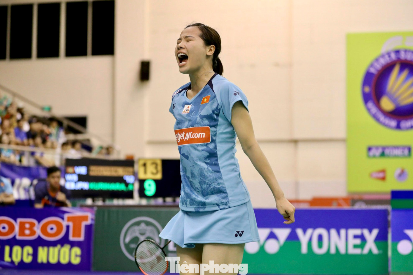 Ở hiệp đầu tiên, Thuỳ Linh cho thấy được sự ổn định, sự tinh tế trong những pha bỏ nhỏ rất khó chịu và giành thắng lợi với cách biệt 21-14.