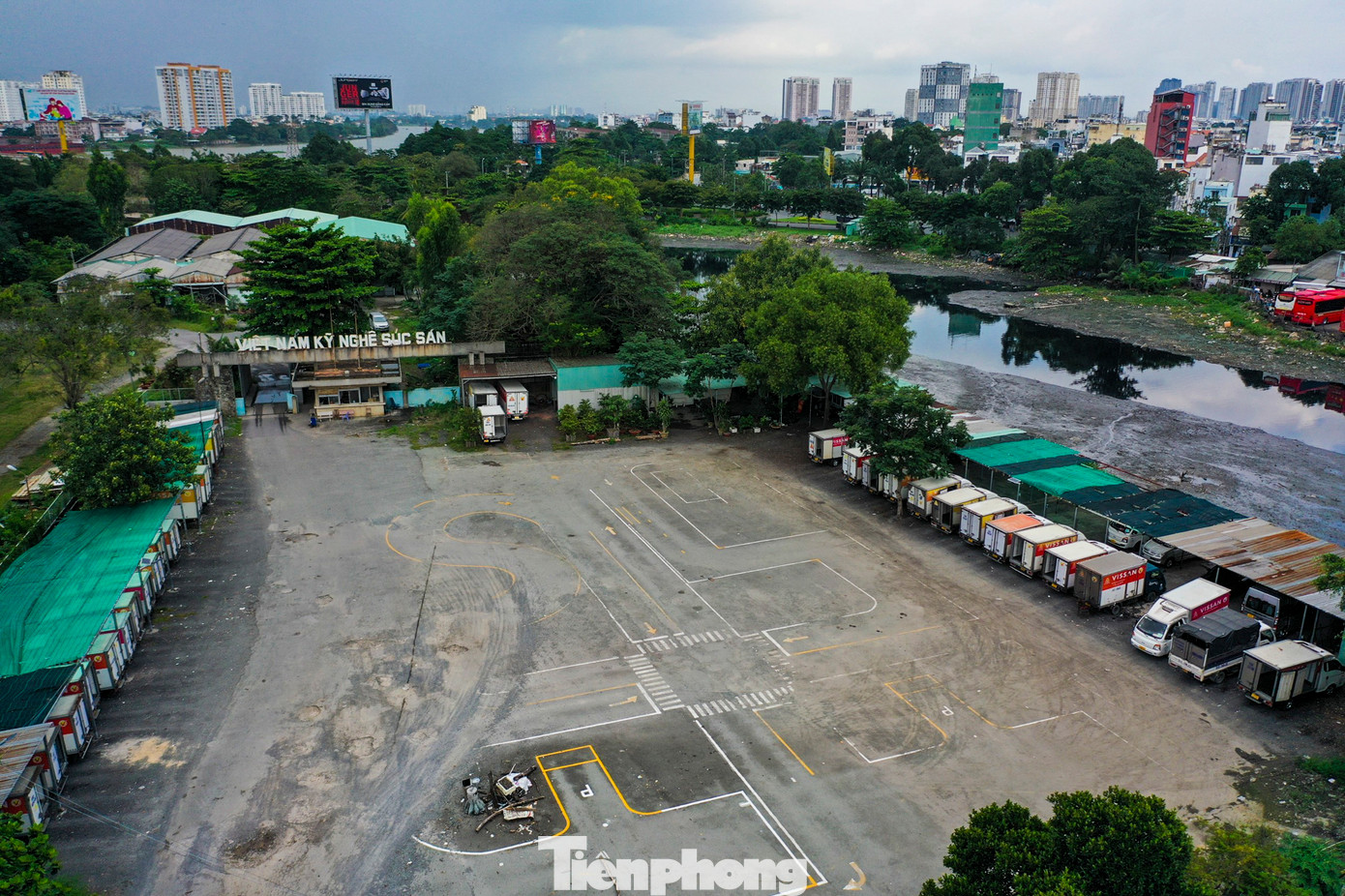 Bên trong sân các khu phân xưởng, nhiều xe tải đông lạnh ra vào liên tục, xếp hàng dài chờ để vận chuyển hàng hóa.