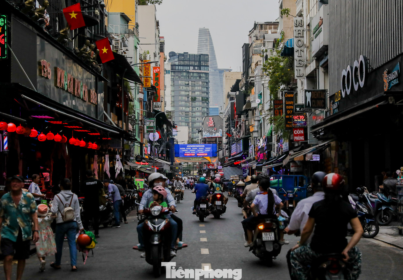 Nằm ở trung tâm quận 1, phố Tây Bùi Viện là điểm đến quen thuộc của du khách, giới trẻ TPHCM mỗi khi đến Halloween. Tại đây, bên cạnh các dịch vụ ăn uống, vui chơi bạn trẻ còn có thể trải nghiệm, hòa mình cùng không gian trong lễ hội hóa trang lớn nhất trong năm.