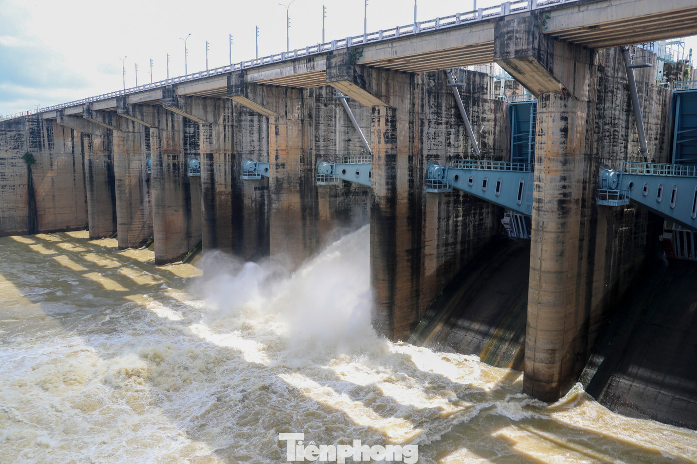 Theo đó , công ty đã tiến hành xả lũ qua 1 cửa, mức thấp nhất với lưu lượng nước qua tràn là 150m3/s, lưu lượng nước phát điện qua tuabin là 800m3/s, tổng lưu lượng nước xuống hạ du sông Đồng Nai là 950m3/s.