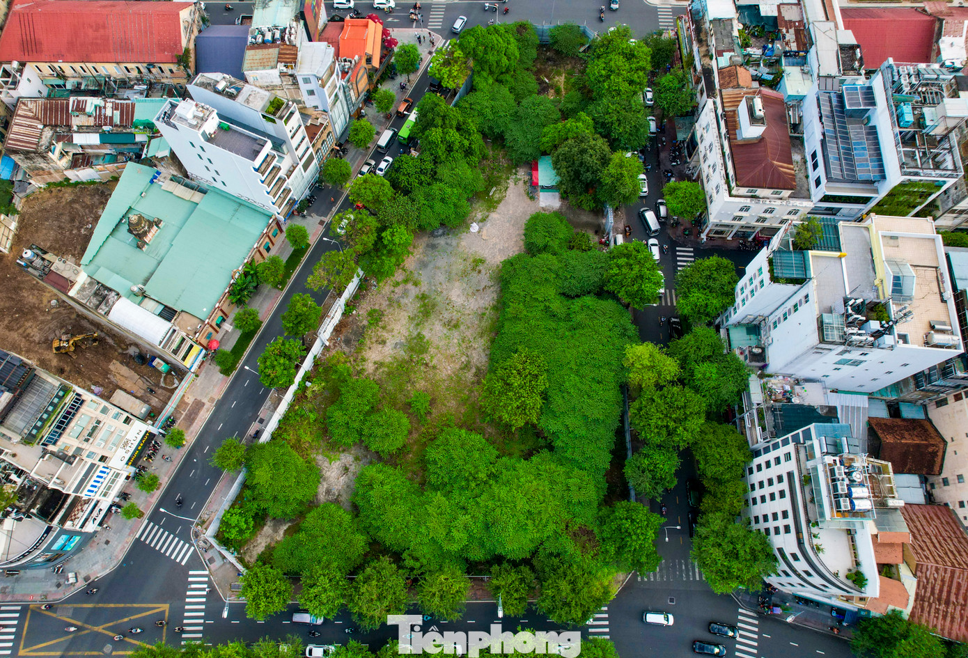 Sài Gòn Kim Cương là doanh nghiệp dự án được lập ra để đầu tư xây dựng và quản lý kinh doanh dự án tháp SJC Tower. Ban đầu, công ty này gồm có 4 cổ đông sáng lập, gồm Công ty TNHH MTV Vàng bạc Đá quý Sài Gòn, Công ty Cổ phần Hùng Vương, Công ty cổ phần Kinh Đô, Công ty TNHH Chứng khoán ngân hàng Đông Á.