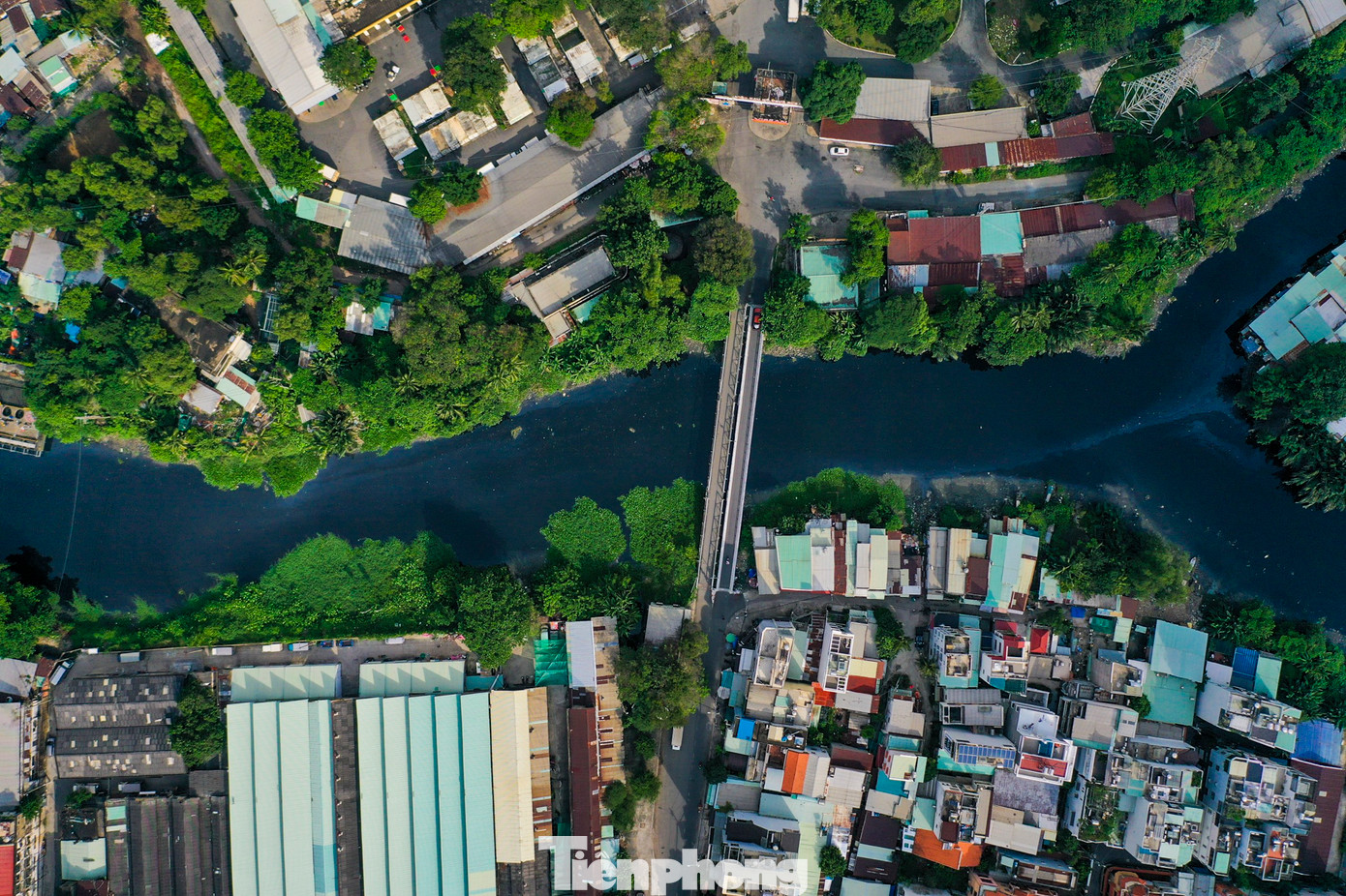 Người dân khu vực phản ánh, nước tại đoạn kênh giáp Công ty Vissan và bãi xe 391 (Đinh Bộ Lĩnh) thường xuyên có màu đen kịt như nhớt, bốc mùi hôi thối, đặc biệt vào những ngày trời mưa.