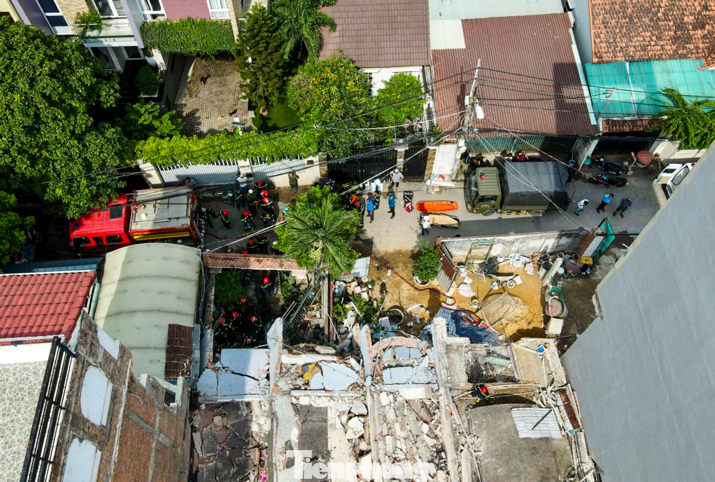 Theo thông tin ban đầu, căn nhà trên đang trong quá trình sửa chữa nghiêng lún thì bị đổ sụp hoàn toàn phần mái, bê tông các tầng bị vỡ nát, gần chục cột cốt thép bị gãy.