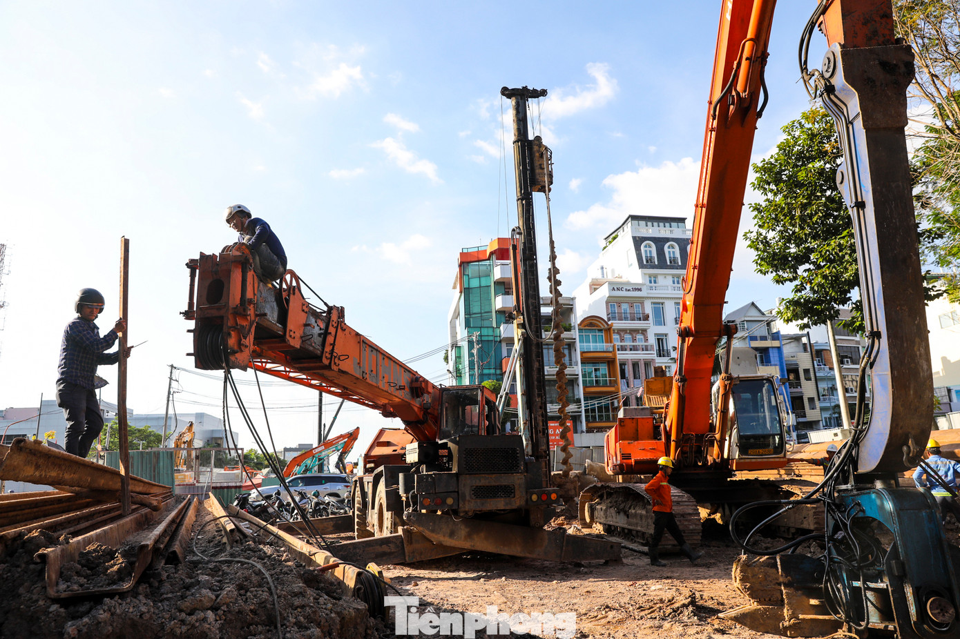 Tất cả vật tư, thiết bị gần như phải tập kết trọn vẹn trong khu vực thực địa thi công.