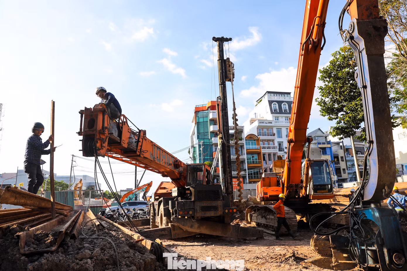Tất cả vật tư, thiết bị gần như phải tập kết trọn vẹn trong khu vực thực địa thi công.