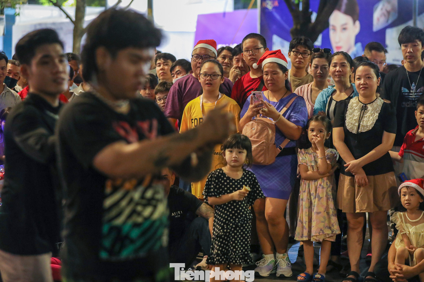 Nhiều du khách thích thú với các tiết mục văn nghệ đường phố.