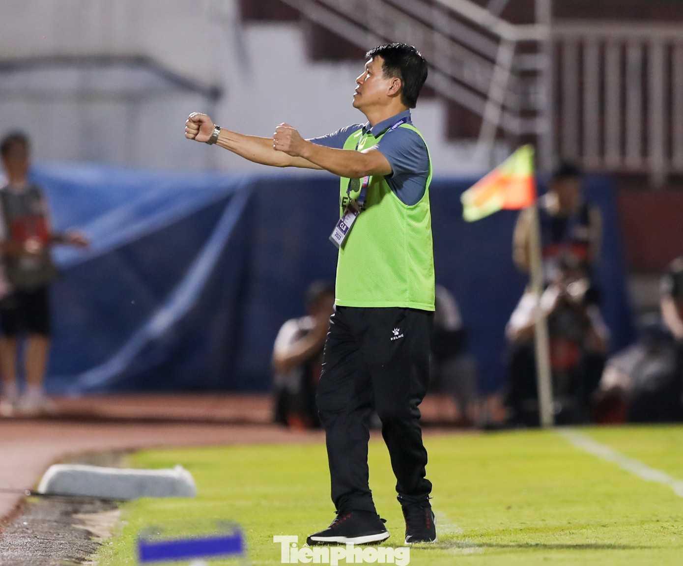 Ngay sau tiếng còi kết thúc trận đấu giữa CLB TPHCM với Bình Dương, HLV Vũ Tiến Thành không giấu được cảm xúc khi ông cùng các học trò chính thức trụ hạng thành công. Ngay sau tiếng còi kết thúc trận đấu giữa CLB TPHCM với Bình Dương, HLV Vũ Tiến Thành không giấu được cảm xúc khi ông cùng các học trò chính thức trụ hạng thành công.